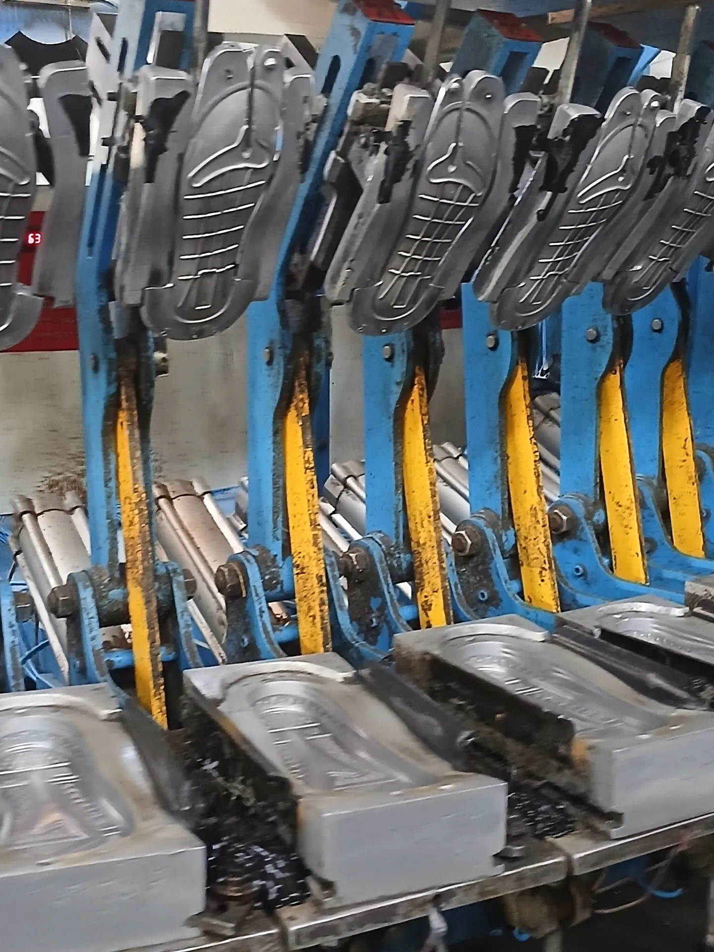 مرحلة تبريد ونزع النعال من القالب