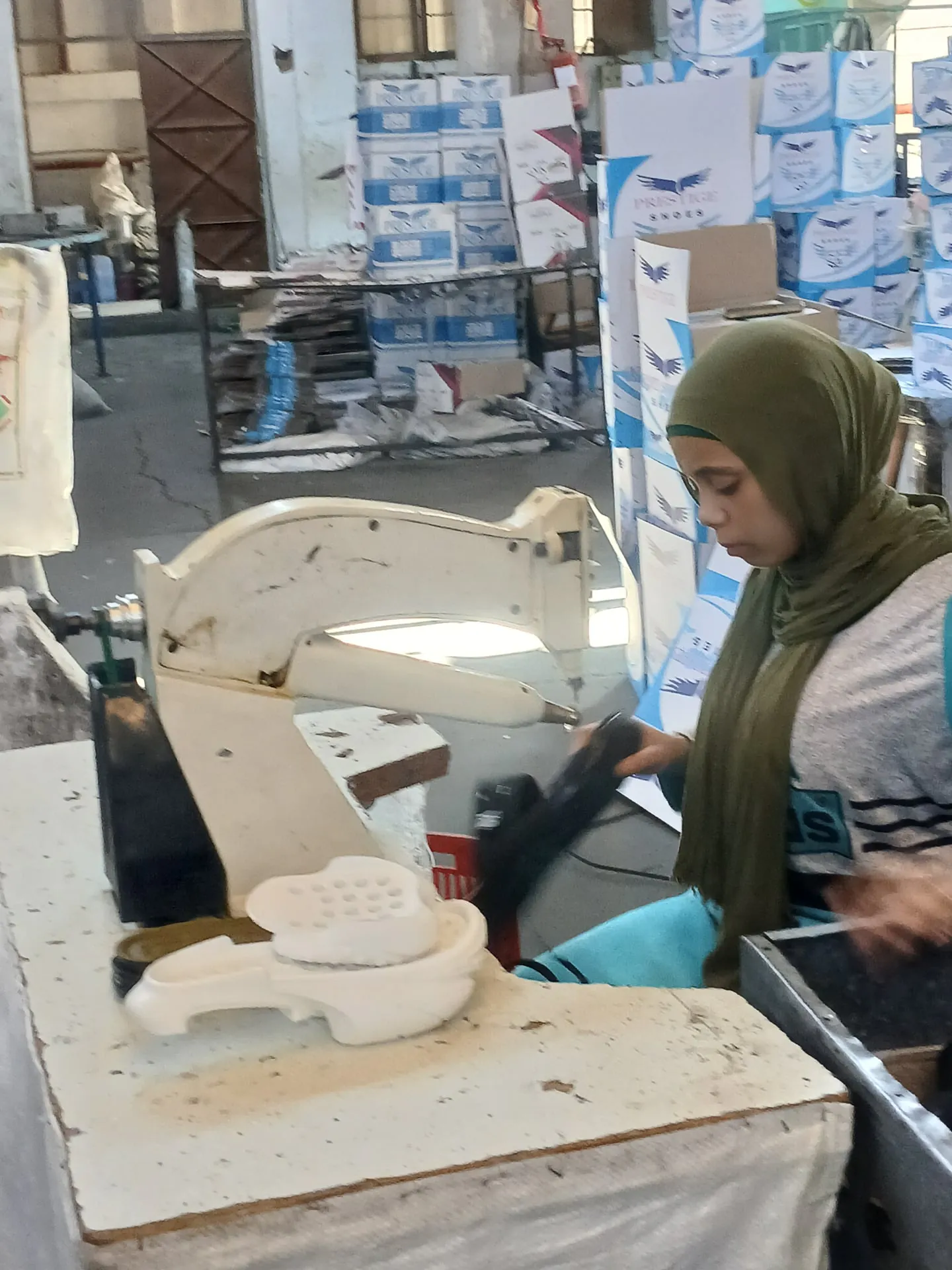 تشطيب حواف النعال وإزالة الزوائد بدقة