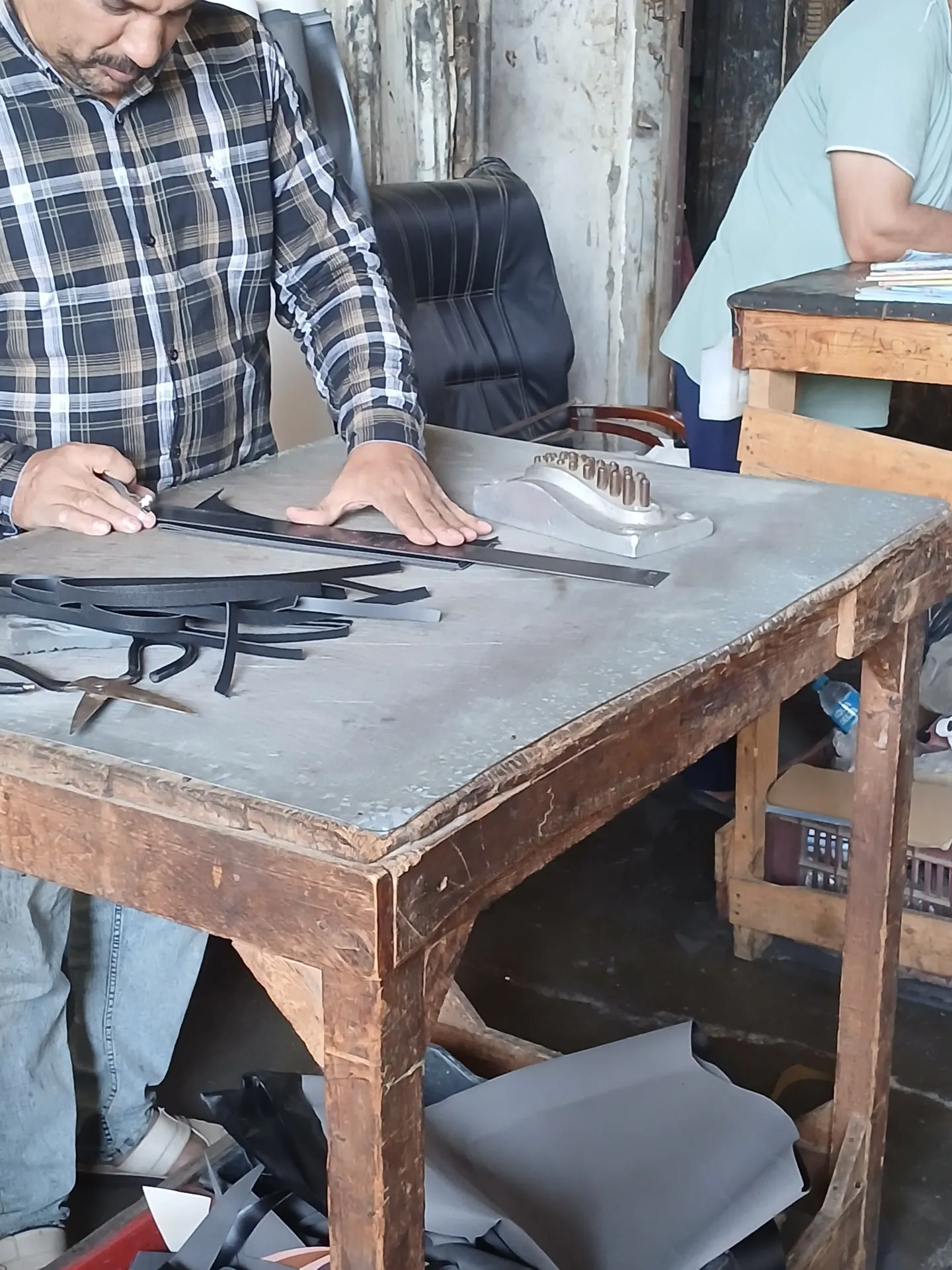 فرز وتجهيز دفعات النعال للمراحل اللاحقة