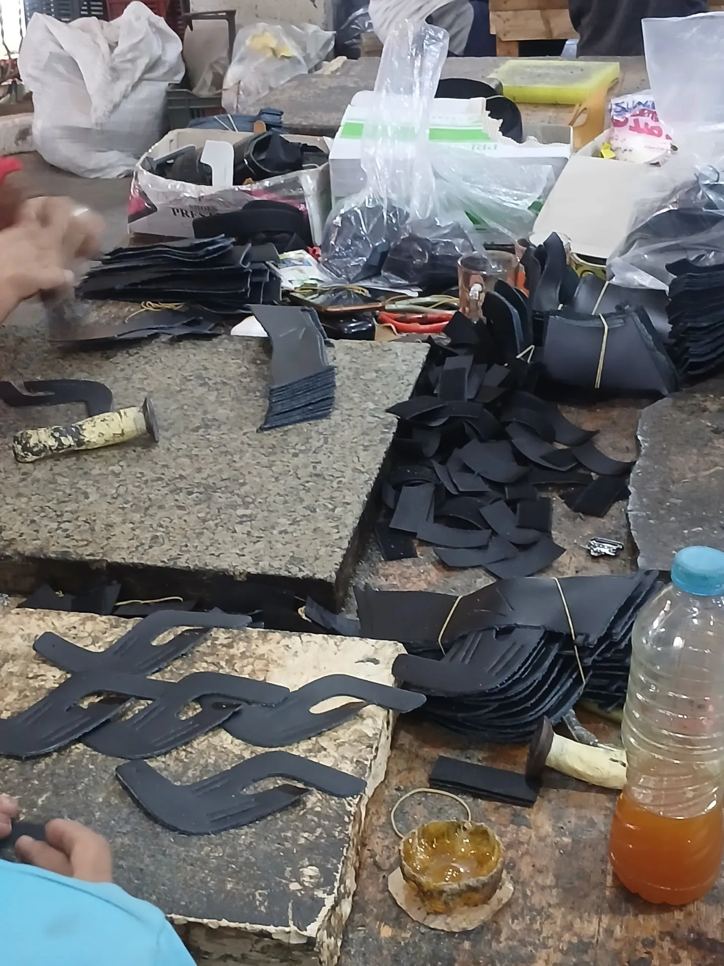رص كراتين البضاعة الجاهزة للتحميل