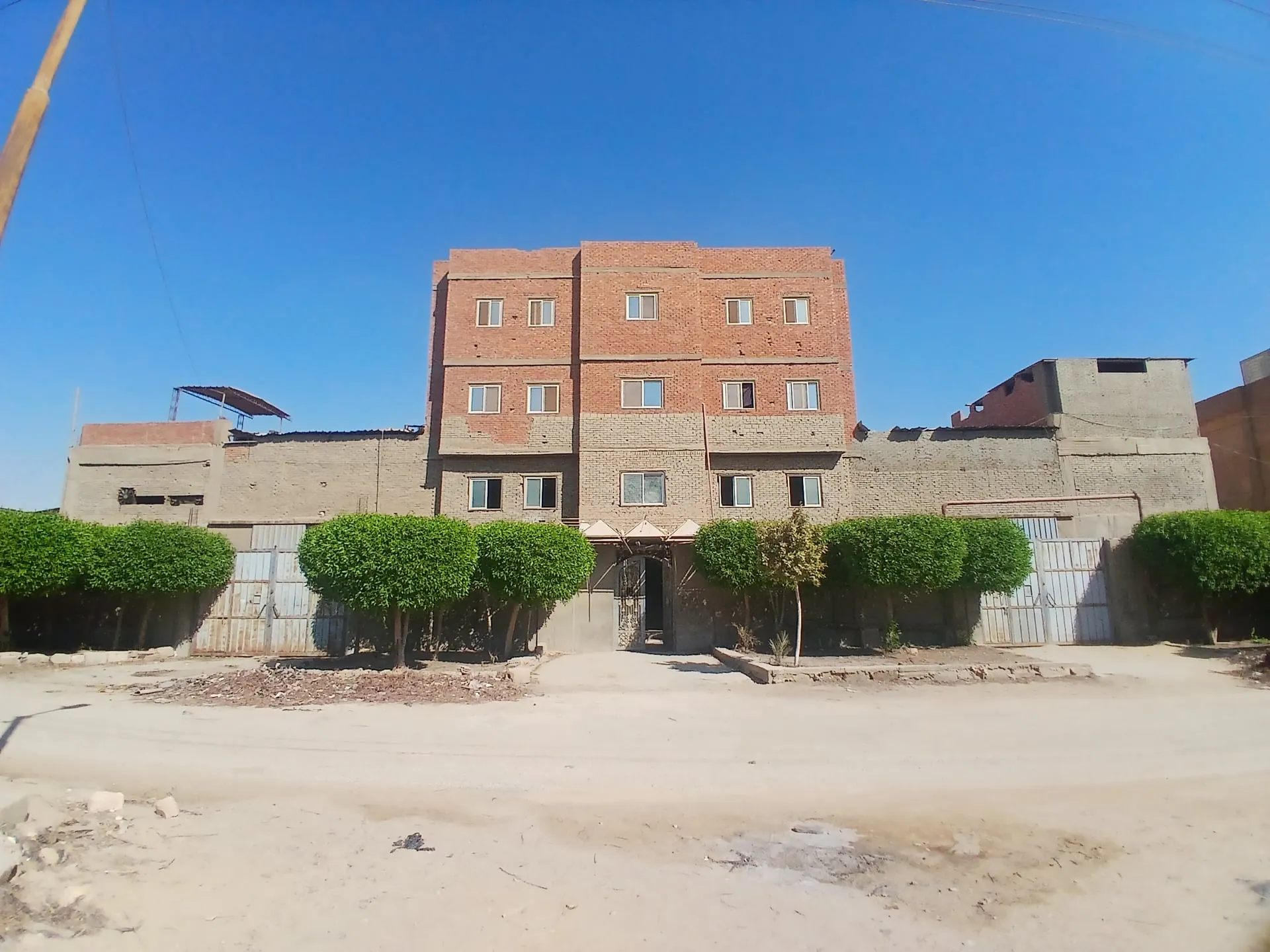 بوابات المصنع وساحة دخول الشاحنات