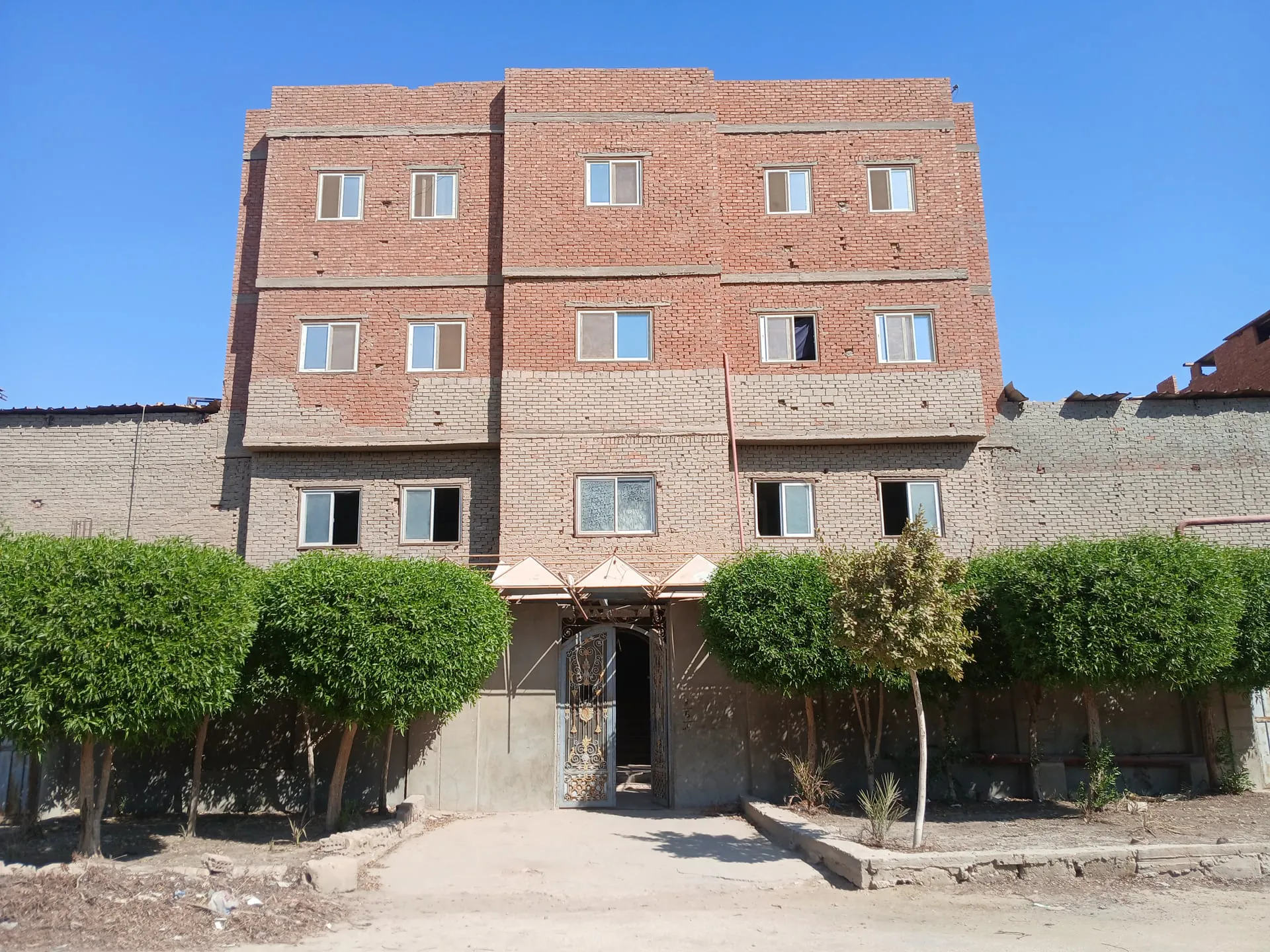 واجهة المصنع الصناعية وساحة الشحن