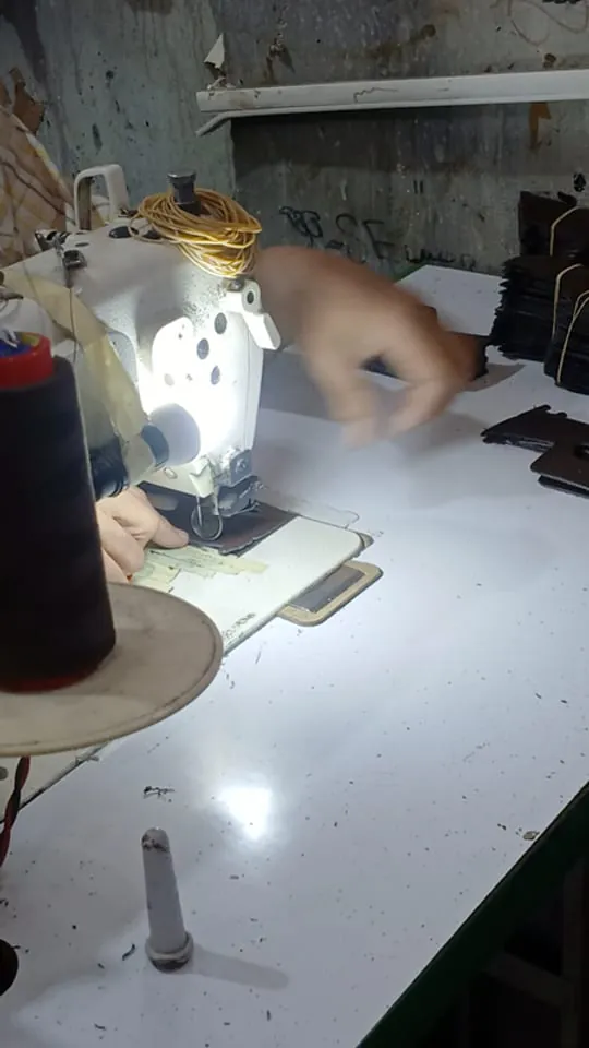 تجهيز وتعبئة الشباشب في كراتين التصدير