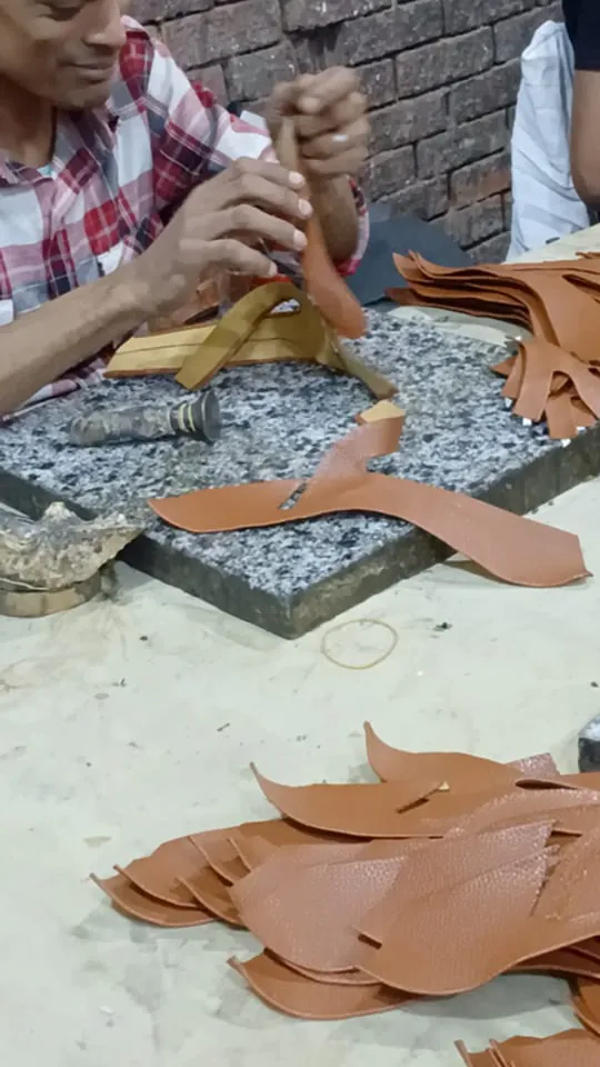 خط تشطيب ونزع الزوائد وفحص الأسطح